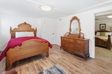 Log cabin at the lake? Yes, please! This charming gem is walking - photo 27