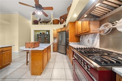 Experience elevated Florida living in this sprawling golf course - photo 11