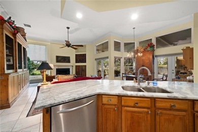 Experience elevated Florida living in this sprawling golf course - photo 14