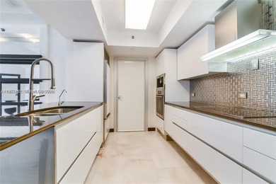 LUXURY OCEAN FRONT BUILDING, TWO SPLIT BEDROOMS PLUS  DEN AS A