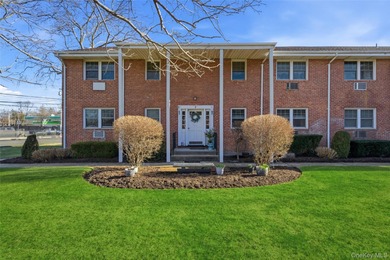 (private lake, pond, coastal) Home For Sale in Amityville New York