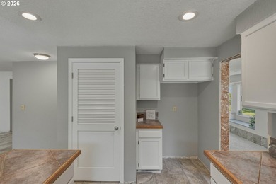 Beautifully updated and move-in ready, this 4-bedroom, 3-bath - photo 6