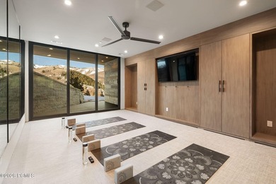 A custom luxury ski home and Forbes Five-star service await you - photo 46