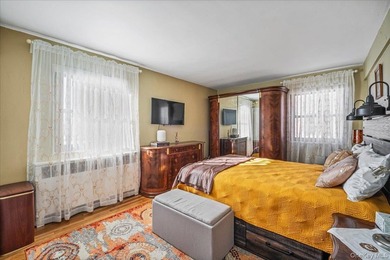 Welcome to Howard Beach, a very desirable neighborhood in Queens - photo 11