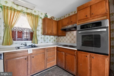 Rare opportunity to own a classic Levitt-built rambler in - photo 11