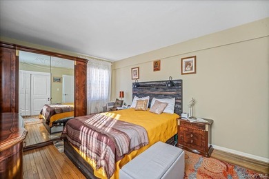 Welcome to Howard Beach, a very desirable neighborhood in Queens - photo 12
