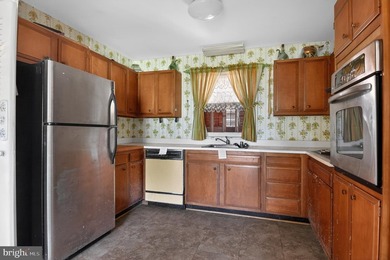Rare opportunity to own a classic Levitt-built rambler in - photo 12