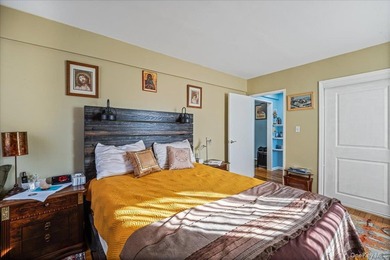 Welcome to Howard Beach, a very desirable neighborhood in Queens - photo 13