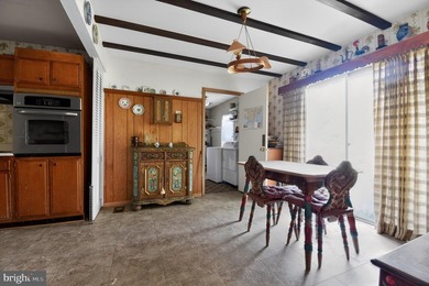 Rare opportunity to own a classic Levitt-built rambler in - photo 14