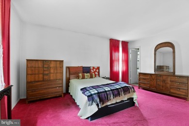 Rare opportunity to own a classic Levitt-built rambler in - photo 15