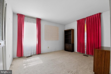 Rare opportunity to own a classic Levitt-built rambler in - photo 16