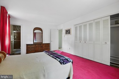 Rare opportunity to own a classic Levitt-built rambler in - photo 19