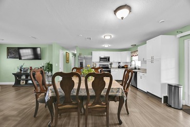 Beautiful 3-bedroom, 2-bathroom home featuring a brand-new roof - photo 11