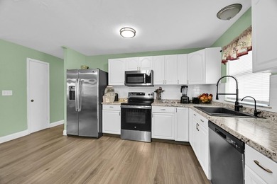 Beautiful 3-bedroom, 2-bathroom home featuring a brand-new roof - photo 13