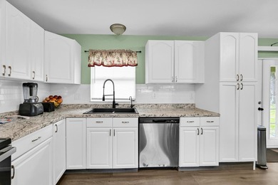 Beautiful 3-bedroom, 2-bathroom home featuring a brand-new roof - photo 14