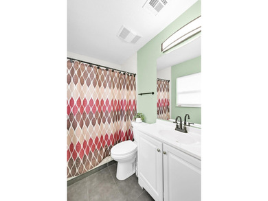 Beautiful 3-bedroom, 2-bathroom home featuring a brand-new roof - photo 17