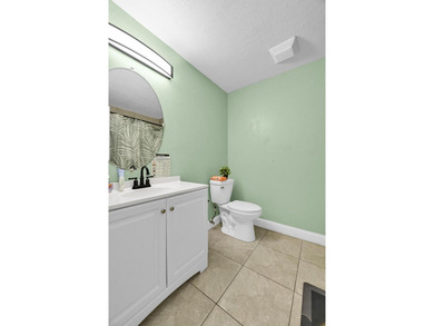 Beautiful 3-bedroom, 2-bathroom home featuring a brand-new roof - photo 20