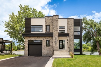 Lake Home For Sale in Saint-Jean-Sur-Richelieu,