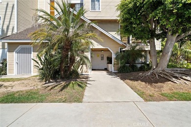 Rare Find! Beautifully upgraded top-floor penthouse in the - photo 2