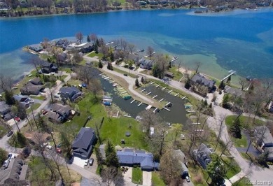 Upper Straits Lake Home For Sale in Orchard Lake Michigan