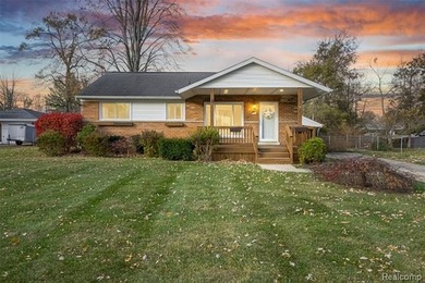 Lake Oakland Home Active Under Contract in Waterford Michigan