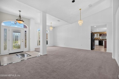 Welcome to this spacious and beautifully maintained brick - photo 3