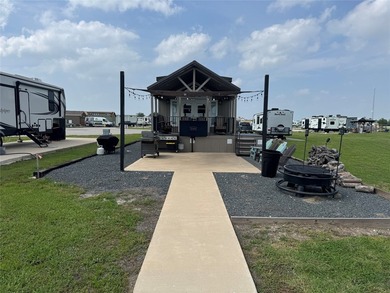This waterfront property is charming. 2 bedroom, 1 bathroom tiny - photo 3