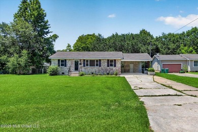 Welcome to Bayou View! This beautifully updated 3-bedroom - photo 7