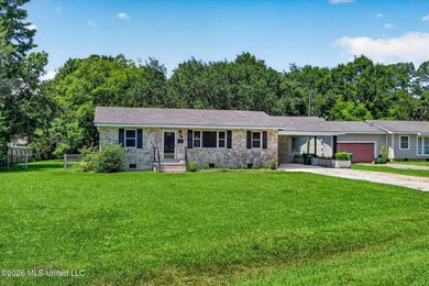 Welcome to Bayou View! This beautifully updated 3-bedroom - photo 9