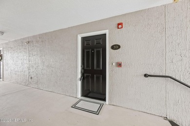 Beautifully maintained unit with a peaceful and private view - photo 3