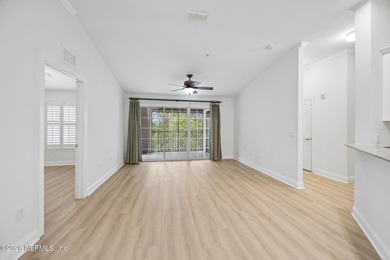 Beautifully maintained unit with a peaceful and private view - photo 5