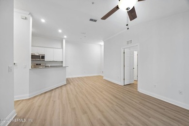 Beautifully maintained unit with a peaceful and private view - photo 6