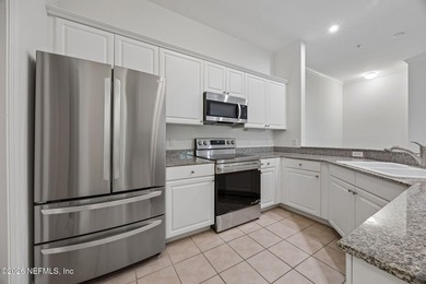Beautifully maintained unit with a peaceful and private view - photo 8
