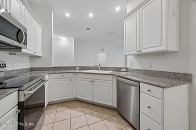 Beautifully maintained unit with a peaceful and private view - photo 9