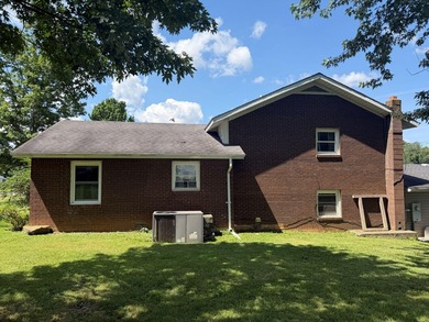 Welcome to this well-maintained 4-bedroom, 2-bathroom - photo 11
