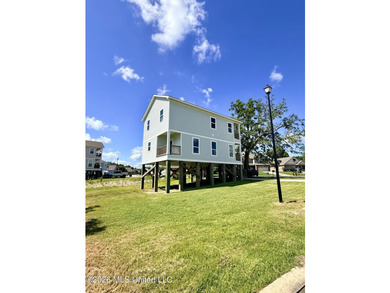 Discover the perfect blend of comfort and coastal charm in this - photo 3