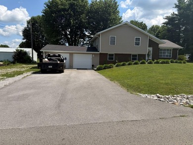 Welcome to this well-maintained 4-bedroom, 2-bathroom - photo 19