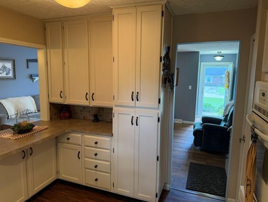 Welcome to this well-maintained 4-bedroom, 2-bathroom - photo 27