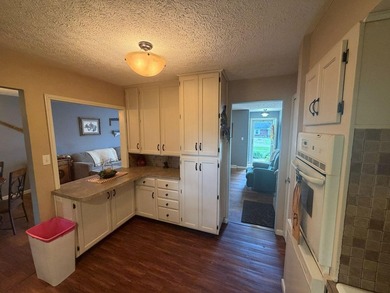 Welcome to this well-maintained 4-bedroom, 2-bathroom - photo 28