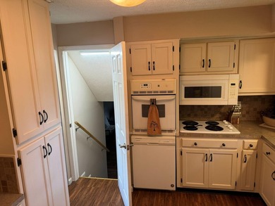Welcome to this well-maintained 4-bedroom, 2-bathroom - photo 31