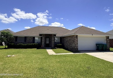 Charming 3 bedroom, 2 bath home with open concept floor plan - photo 1