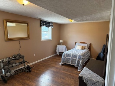 Welcome to this well-maintained 4-bedroom, 2-bathroom - photo 36
