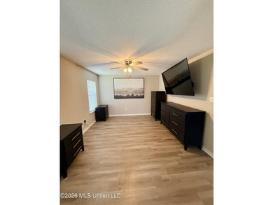 Charming 3 bedroom, 2 bath home with open concept floor plan - photo 8