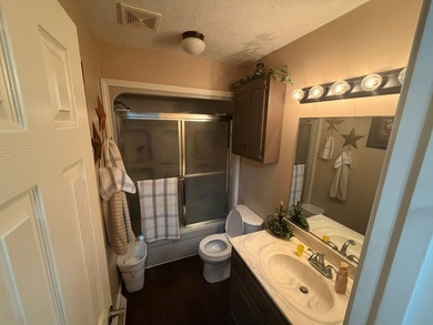 Welcome to this well-maintained 4-bedroom, 2-bathroom - photo 41