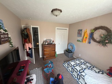 Welcome to this well-maintained 4-bedroom, 2-bathroom - photo 46