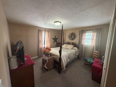 Welcome to this well-maintained 4-bedroom, 2-bathroom - photo 48