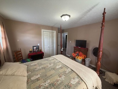 Welcome to this well-maintained 4-bedroom, 2-bathroom - photo 50