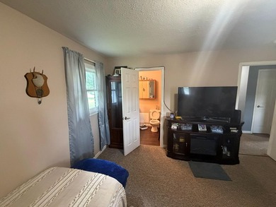 Welcome to this well-maintained 4-bedroom, 2-bathroom - photo 54