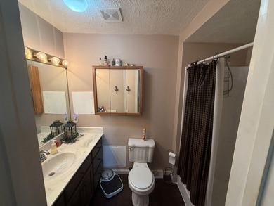 Welcome to this well-maintained 4-bedroom, 2-bathroom - photo 56
