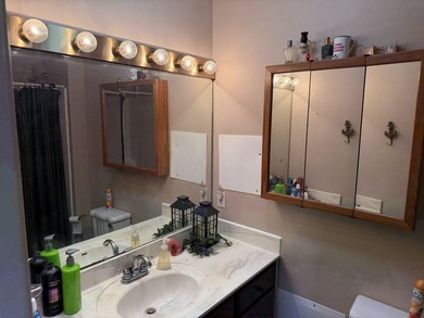 Welcome to this well-maintained 4-bedroom, 2-bathroom - photo 58